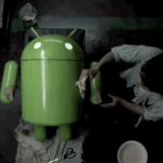 Une publicité pour le Sony Ericsson Xperia Play et le stand revendeur de l’Arc Une publicité pour le Sony Ericsson Xperia Play et le stand revendeur de l’Arc