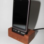 Original, un dock en bois pour votre androphone Original, un dock en bois pour votre androphone