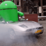 Un bugdroid géant encastré dans une voiture à Amsterdam Un bugdroid géant encastré dans une voiture à Amsterdam