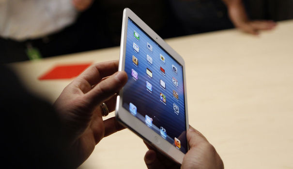 90678_a-visitor-looks-over-the-new-ipad-mini-at-an-apple-event-in-san-jose
