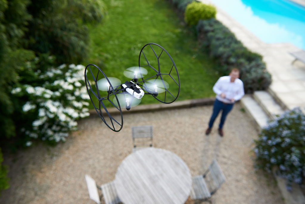 PARROT ROLLING SPIDER LIFESTYLE 3