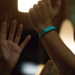 Trak : un bracelet shazam-like qui enregistre les playlists de soirées Trak : un bracelet shazam-like qui enregistre les playlists de soirées
