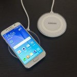 Samsung Galaxy S6 : charge filaire vs induction, le match