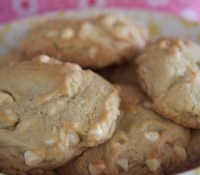 White_Chocolate_macadamia_nut_cookies_(3499207554)