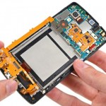 Nexus 5 : il a rajouté un slot microSD directement sous la coque