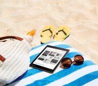 AuraONE_Lifestyle_Beach Reading_Home Screen_US