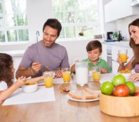 petit-dejeuner-famille-table