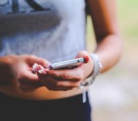 smartphone-friends-internet-connection