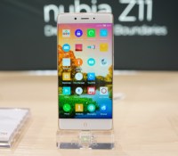 Nubia Z11 posé sur son stand
