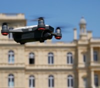 Le DJI Spark en vol stationnaire