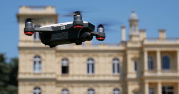 Le DJI Spark en vol stationnaire Le DJI Spark en vol stationnaire