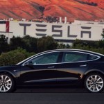 Elon Musk frime avec la première Tesla Model 3 flambant neuve Elon Musk frime avec la première Tesla Model 3 flambant neuve