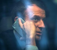 1200x768_candidat-presidentielle-emmanuel-macron-iphone-10-mars-2017-gare-bordeaux