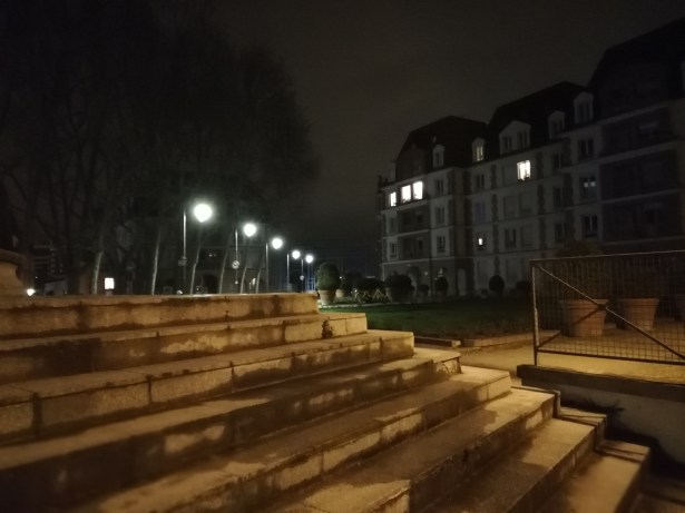 P20 Lite nuit escalier