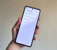 Le menu de changement d'heure sur One UI 4. // Source : Frandroid