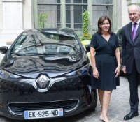 Anne Hidalgo, Thierry Bolloré et une Renault Zoé. Source : 20Minutes