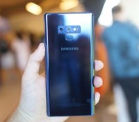 Samsung Galaxy Note 9 dos en main
