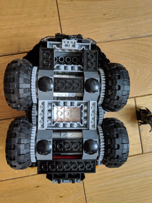 Test Lego DC COMICS Super Heroes Batmobile radiocommandée montée de dessous