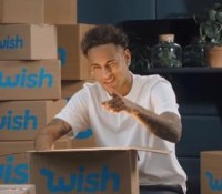 Neymar au milieu de cartons Wish // Source : Wish