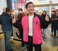 Pet Lau dans une boutique T-Mobile à New York // Source : Frandroid