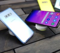 Le Samsung Galaxy S10e intègre deux caméras à l'arrière, un port casque, du microSD et du double SIM