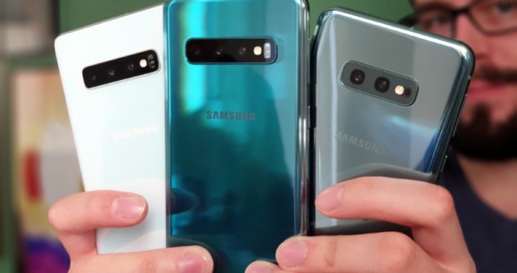 Le Galaxy S10 est assez vieux pour avoir l'ancien logo Frandroid et Otaxou en modèle Le Galaxy S10 est assez vieux pour avoir l'ancien logo Frandroid et Otaxou en modèle