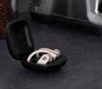 Les PowerBeats Pro dans leur boitier de recharge.