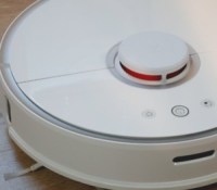 Sur la partie supérieure du Roborock S50 se trouve le télémètre laser. C'est ce composant qui permet à l'aspirateur robot de se situer dans l'espace.