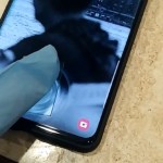Galaxy S10 : un verre de vin et de l’ingéniosité permettent de tromper son lecteur d’empreintes Galaxy S10 : un verre de vin et de l’ingéniosité permettent de tromper son lecteur d’empreintes