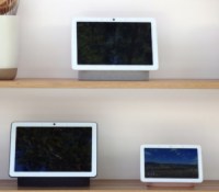 Le Nest Hub Max dans ses deux coloris, ainsi que le Google Home Hub Le Nest Hub Max dans ses deux coloris, ainsi que le Google Home Hub