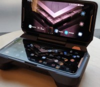 L’Asus ROG Phone (premier du nom) dans son socle