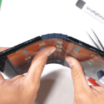 Le tout premier smartphone pliable a été plié dans les deux sens… et il n&rsquo;a pas aimé