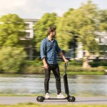 E-tron Scooter : Audi dévoile son engin mi-skate mi-trottinette E-tron Scooter : Audi dévoile son engin mi-skate mi-trottinette