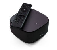 La Box 8 est accompagnée d'une télécommande. Mais elle peut également être commandée à la voix.