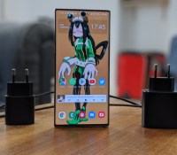 Le Samsung Galaxy Note 10+ aux côtés de ses chargeurs 25 W et 45 W // Source : Frandroid