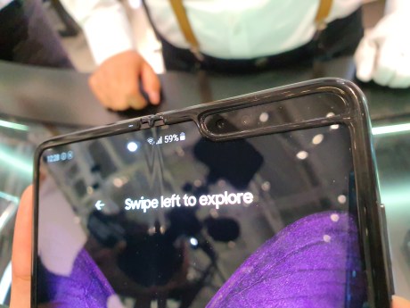 Samsung Galaxy Fold corrige e