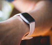 Le Fitbit Versa 2 intègre Amazon Alexa
