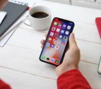Un iPhone // Source : Unsplash / Yura Fresh