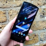 Prise en main du Motorola RAZR : quand le smartphone se plie en deux pour notre plaisir Prise en main du Motorola RAZR : quand le smartphone se plie en deux pour notre plaisir