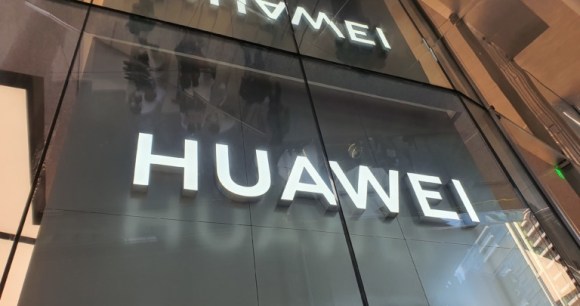 Le logo Huawei sur la façade du magasin phare de la marque à Shenzhen // Source : Frandroid Le logo Huawei sur la façade du magasin phare de la marque à Shenzhen // Source : Frandroid