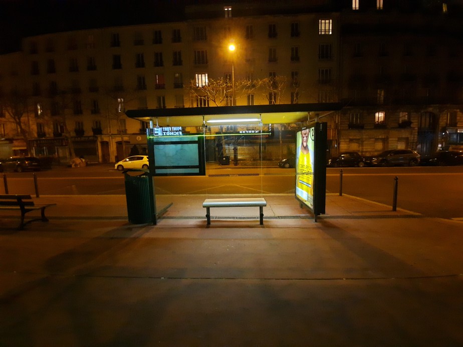 arret bus nuit ultra grand-angle