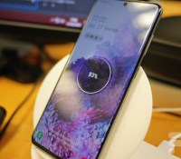 Samsung Galaxy S20 sur son chargeur sans fil // Source : Frandroid
