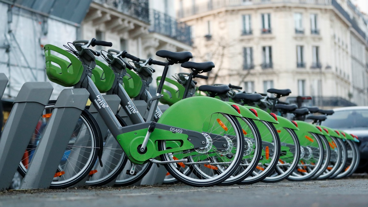 Des Velib sur leurs bornes de chargement