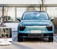 Le robot autonome Carl et le SUV électrique U5