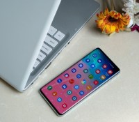 Le Galaxy S10 à sa sortie faisait figure de grand téléphone. // Source : Frandroid