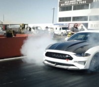 Avec sa Mustang Cobra Jet 1400, Ford dévoile un monstre capable de parcourir plus de 400 mètre en 8 secondes. // Source : Ford via YouTube