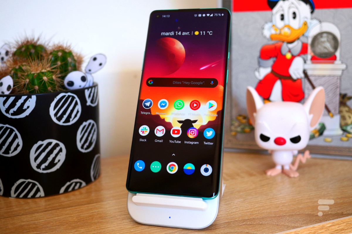 OnePlus 8 Pro sur son chargeur sans fil OnePlus 8 Pro sur son chargeur sans fil