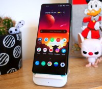OnePlus 8 Pro sur son chargeur sans fil