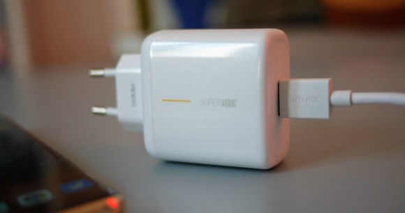 Le chargeur 65 W fourni avec l'Oppo Find X2 Pro // Source : Frandroid Le chargeur 65 W fourni avec l'Oppo Find X2 Pro // Source : Frandroid