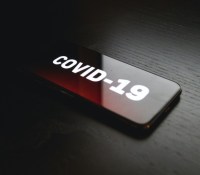 Le gouvernement reconnaît que StopCovid ne verra pas le jour à temps sans l'aide d'Apple // Source : Unsplash - Martin Sanchez